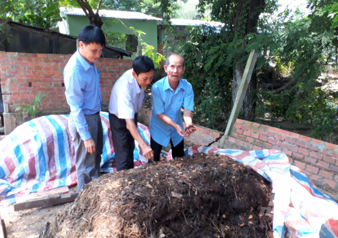 Nông dân tận dụng các phụ phẩm nông nghiệp để ủ phân hữu cơ, cung cấp thêm dinh dưỡng cho đất, giảm chi phí sản xuất, tạo thành chuỗi nông nghiệp tuần hoàn. Ảnh: Trung Chánh.