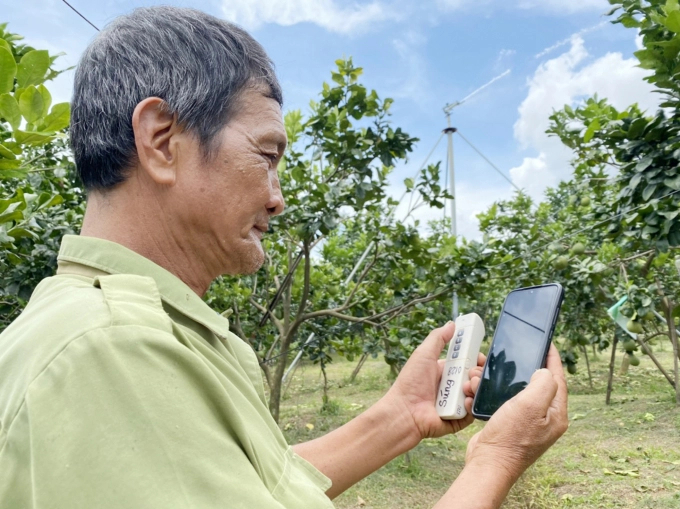 Nhiều nông dân ở ĐBSCL đã sáng chế thành công hệ thống tưới cây, phun thuốc BVTV cho vườn cây ăn trái bằng điện thoại di động khá hiện đại. Ảnh: Lê Hoàng Vũ.